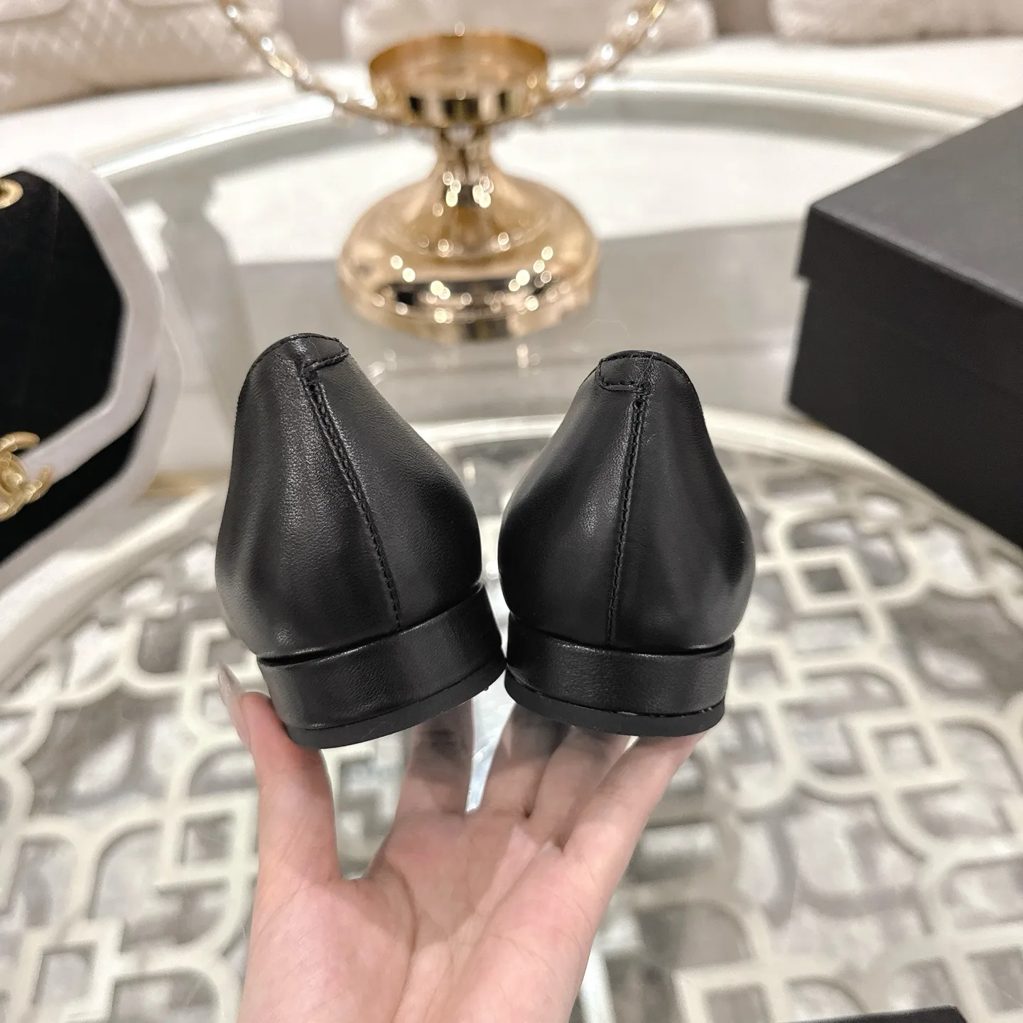 👟👟Ex-factory price 560👟👟Chanel 2025SS Spring and Summer New Double C Button Mary Jane🆕 Xiaoxiang𝐂Jia's beautiful Mary Jane shoes are so sweet that they are so beautiful that they are so beautiful. The round square toe design is cute and cute ~ metal/button logo. The appearance is super online. When you wear it, you will feel like a wealthy daughter. I thought it looks good. Only when I put it on my feet do I know how easy it is to wear ~ Upper: Customized lambskin Lining: Sheepskin Outsole: Genuine leather outsole imported from Italy Size: 35-42 (40.41.42 customization is non-refundable) Packaging: The latest gift box packaging at the counter